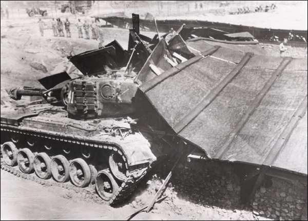 Chronology 391 Fig. 6.18 An American tank destroys a barrack at the Koje Island prisoner camp. This was during practicing in an unused part of the prisoner camp before the showdown with the prisoners.