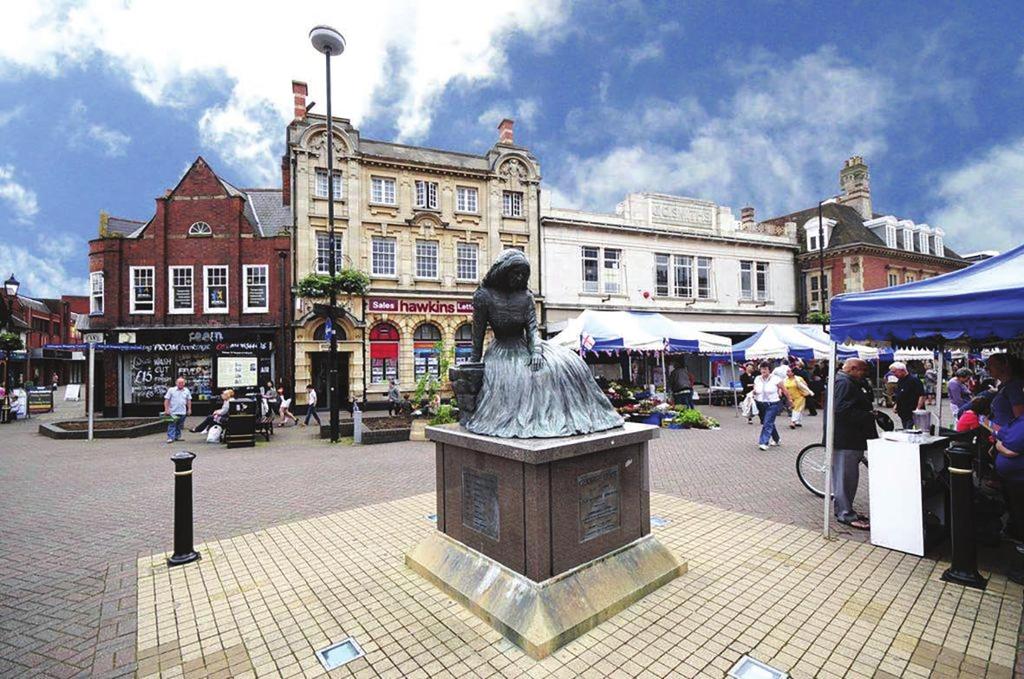 25 Transforming Nuneaton Town Centre Nuneaton s local economy is currently underperforming, relative to the national average.