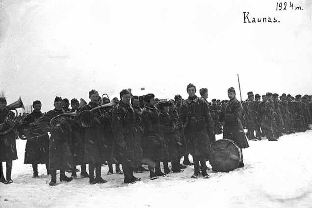Lietuvos Respublikos kariuomenė 1918 1940 m. pradėjo gyventi taikos meto sąlygomis 227. Pulko štabas užėmė du namus Įgulos bažnyčios aikštėje Laisvės al. ir Gedimino gatvių sankryžoje.