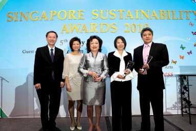 Teresa Lim, Managing Director, IBM Singapore (fifth from left), and the winners of Green IT Awards 2010: Mrs.