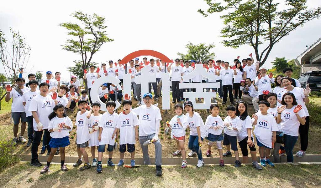 Practicing loving neighbors through sharing and recycling campaign Beautiful Saturdays Citibank Korea Women s Council has