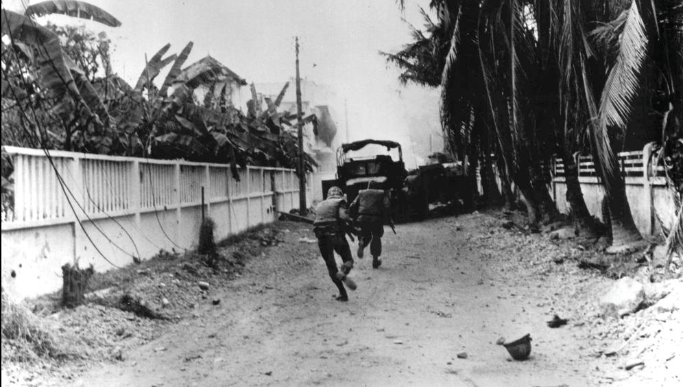 Soldiers advance into the alley behind BOQ 3 in Saigon, 31 January 1968. Back at the embassy, Ribich signaled his men that it was time to attack and clear the embassy grounds of the enemy.
