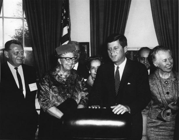 PRESIDENT S COMMISSION ON THE STATUS OF WOMEN President John Kennedy establishes the President s Commission on the Status of Women to explore women s issues.