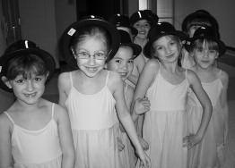 Dance Youth 45 min classes Instruction: Miss Becky s Dance Studio LLC Co-op with Elm Grove Recreation Dept. Class Structure: This program is designed as a year-long program.