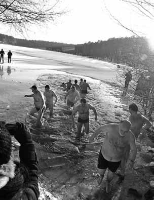 Krikšto maudynės Šilo ežere rengiamos jau aštuntus metus iš eilės. Savanoriai ant ledo iškerta kryžiaus formos krikštinę.