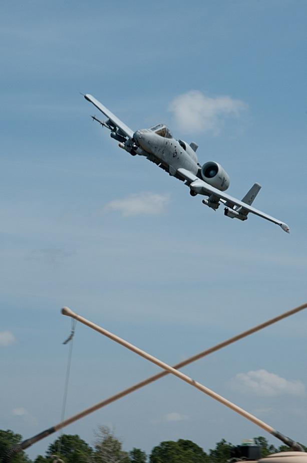 UNLEASH THE HAWGS By Master Sgt. Becky Vanshur 124 th Fighter Wing Public Affairs Idaho s A-10 Warthogs hold Green Flag record BARKSDALE AIR FORCE BASE, La.