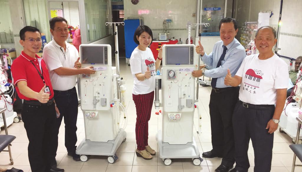 On hand to receive the machines from her on behalf of NKF was Mr. Chua Hong Wee, the Foundation s Chief Executive Officer. In turn, Mr. Chua Hong Wee presented Ms.