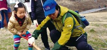 Our employees engage in volunteer activities on a regular basis through Citigroup Korea Volunteer Community Service.