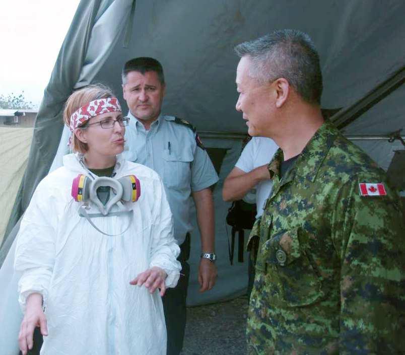 Maj Ellen Sim briefs the CF Surgeon-General, Commodore Hans Jung, on the efforts of the Canadian DVI Team.