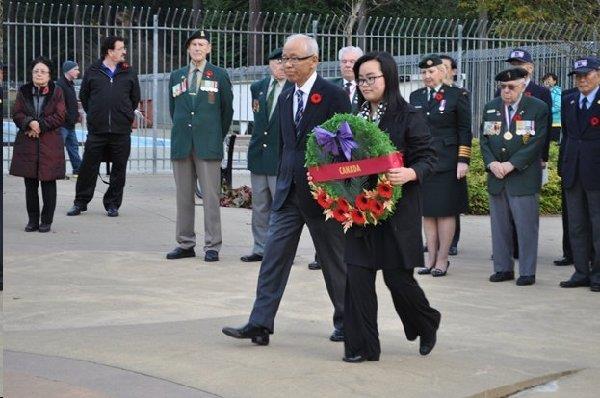 Ron Suh places a wreath on behalf of the National Unification Advisory Council, Western Canada Chapter.