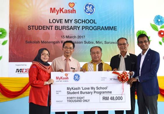 Present at the cheque presentation ceremony held on 15 March 2017 at SMK Subis were GE Malaysia Chief Operating Officer, Azli Mohamed, and MyKasih Foundation Trustee, Siti Khairon.