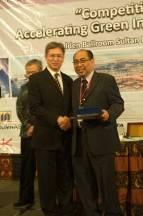 Dr Francis Chan (HKIPM) awarding Paul