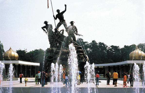 Constructed in 1966, the monument is 15 meters tall, made out of bronze and was designed by Austrian sculptor Felix de Weldon, who was also responsible for the famed USMC War Memorial in Virginia,