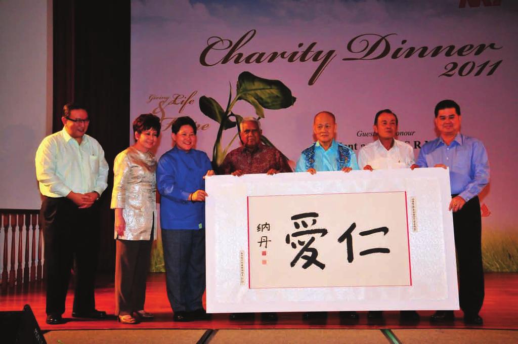 This is the first time that the new NKF had organised a major fundraising event. Mr Nathan showed his support by writing a Chinese calligraphy piece on stage during the charity dinner.