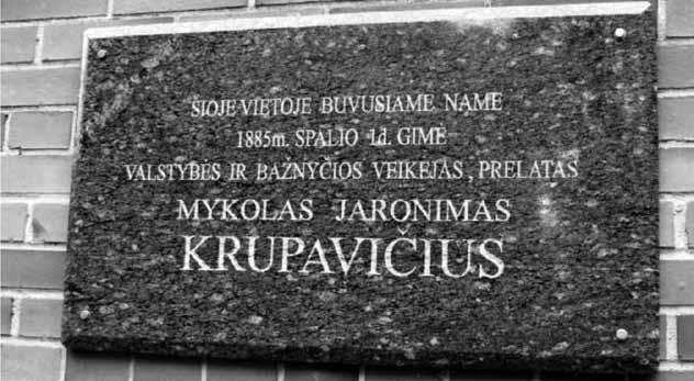 296 Scholastika kavaliauskienė Atminimo lenta ant sienos namo, pastatyto buvusios M. Krupavičiaus gimtinės vietoje Balbieriškio miestelyje M.