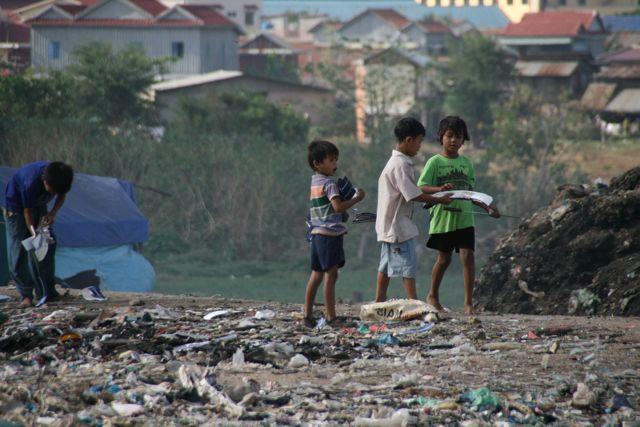 Insert OF-1E: Rotary News: Cambodia s Children Waste-Pickers Receive Vital Services Phnom Penh, Cambodia February 12, 2014. Phnom Penh s city landfill is at capacity.