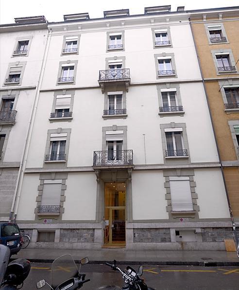 Life on Site: Housing All students live at 18 rue Muzy, a BU residence: Centrally located- 5 minute walk from Lake Geneva and 10 minutes to BU Academic Center (offices and classroom space) Near many