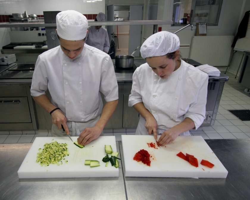 60 60 Le Manoir Hotel School Passionate about food? You want to learn La cuisine française from professionals in a Hotel School close to Paris?