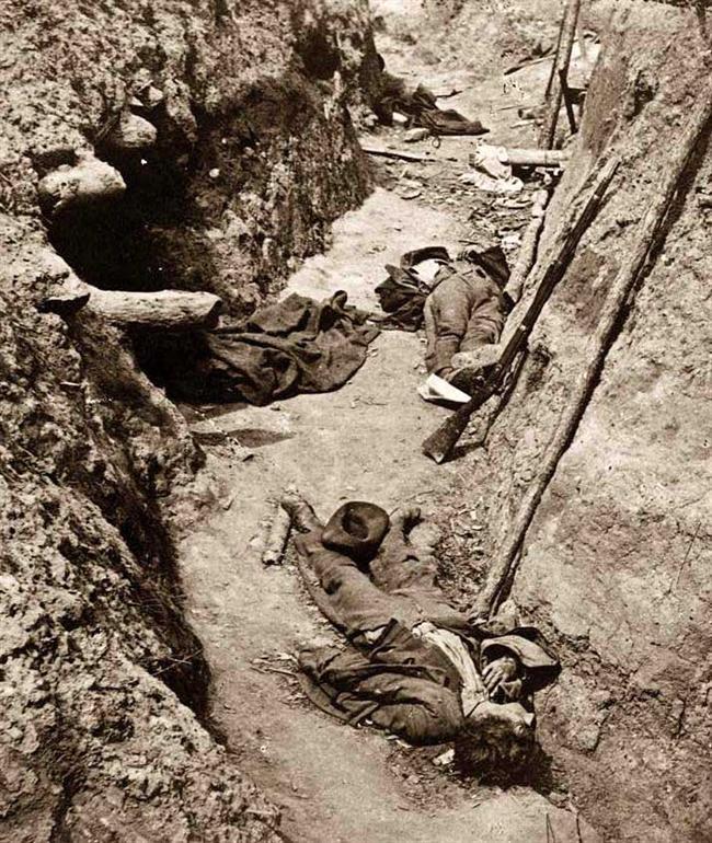 Trench Warfare Both sides dug in to avoid machine gun fire Resulted in trench warfare No Man s Land Unoccupied land between