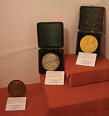 Figure 8. Unissued silver and bronze C & H employee Service medals of 1916 in Les Tolonen s exhibit.