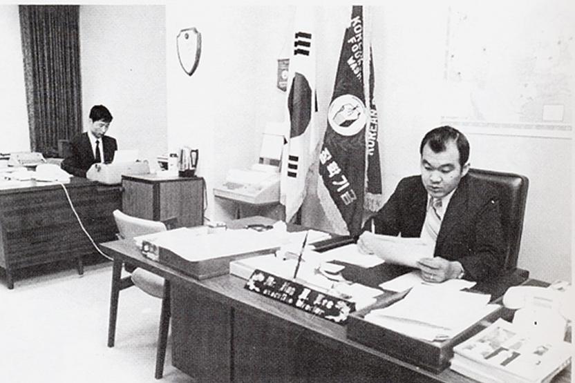 First 20 Years from the evening to Mr. Walter K. Park, advisor to the Student Association, and requested him to establish a scholarship foundation for struggling Korean students in America.