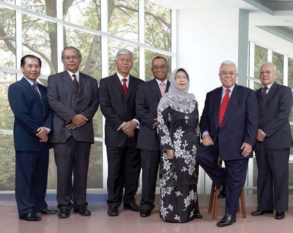 Board of Directors Lembaga Pengarah From left to right Dari kiri ke kanan 1. Dr Yoong Fook Ngian 2. Datuk Dr Hussein Awang 3. Datuk Azzat Kamaludin 4. Ahamad Mohamad 5.