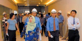 Statement to Shareholders Penyata kepada Pemegangpemegang Saham 29 KPJ Managing Director, Datin Paduka Siti Sa diah Sheikh Bakir visiting the new Prai Specialist Hospital (PrSH) Pengarah Urusan KPJ,