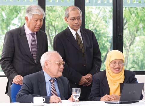 44 Audit Committee Jawatankuasa Audit Standing From left to right / Berdiri dari kiri ke kanan Datuk Azzat Kamaludin, Datuk Dr Hussein Awang Sitting From left to right / Duduk dari kiri ke kanan Tan