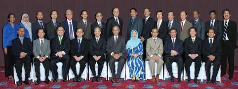 52 Hospital Medical Directors Pengarah-pengarah Perubatan Hospital Standing from left to right / Berdiri dari kiri ke kanan Dr. K V Anitha, Jasimah Hassan, Amiruddin Abdul Satar, Lee Swee Hee, Dr.