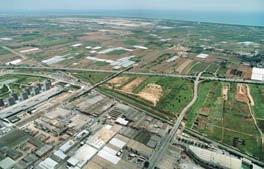 CA N ALEMANY LAND FOR ECONOMIC Located just 10 kilometers from the center of Barcelona, next to the Llobregat delta, this is a top-notch business location for large-scale industrial and commercial