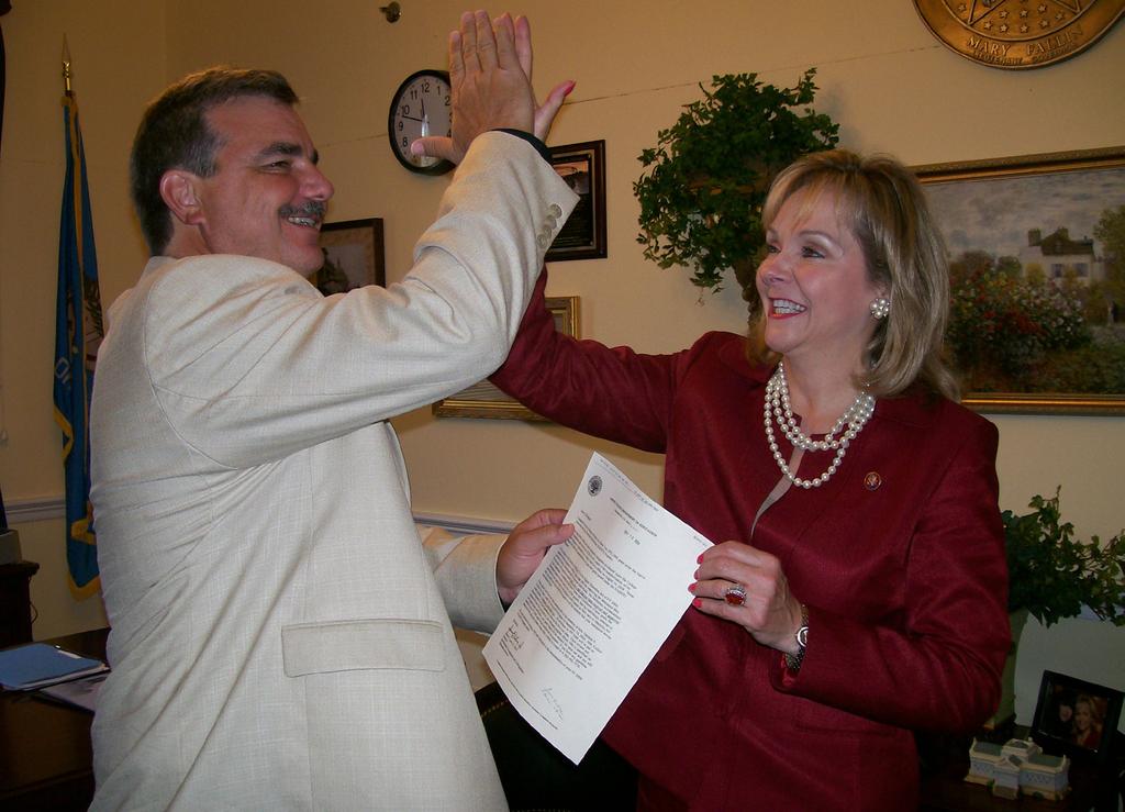 Seminole State College Collegian Seminole, Oklahoma Volume 37 Number 3 November 2008 Seminole State College Receives $1.2 Million Federal Grant SSC President Dr. Jim Utterback and U.S. Congresswoman Mary Fallin highfive after reviewing a letter from the U.