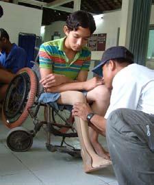 course to students at the Cambodia School for Prosthetics and Orthotics (CSPO).