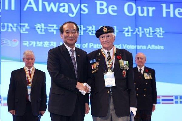 Minister Park shakes hands with Canadian Veteran Walter