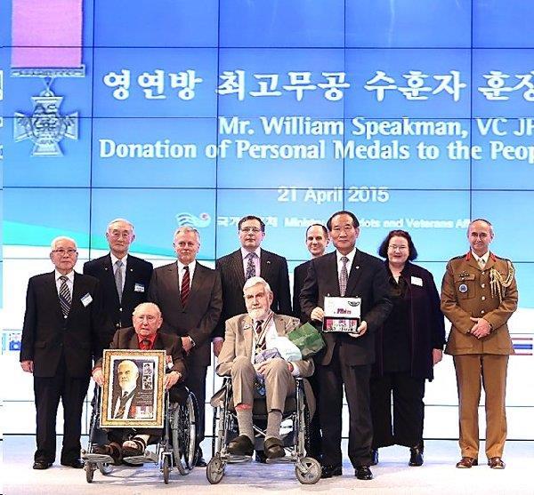 Star studded group gathered to honour William Speakman VC, and all of the other veterans. Minister Park Sung Choon is holding the medals that Mr.