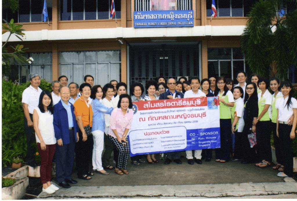 The Rotarians from Dhonburi Rotary Club and volunteers trainers for