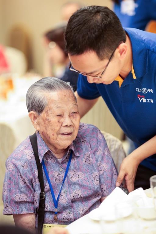 Photo 7 The 96-year-old Ms Ng is the oldest elder participated