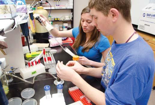 MEMBER AND HIGHLIGHTS New genomics course immerses freshmen in research CARTHAGE COLLEGE For those in the Carthage Phage Hunters class, freshman year has not been a time to dip their toes in to test