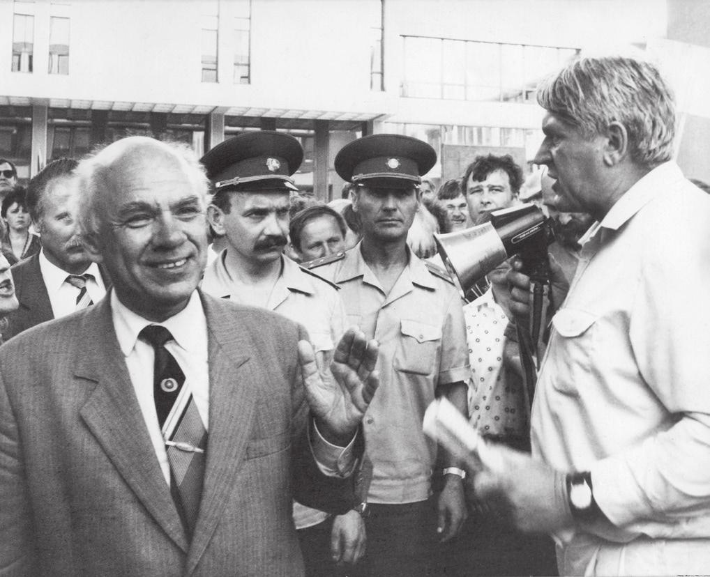 36 VISUOMENĖ 1988 10 04 LKP CK plenumo dalyvis Bronius Genzelis, dešinėje LLS vadovas Antanas Terleckas XX a. Sovietų Sąjunga turėjo daug rėmėjų užsienio šalyse.