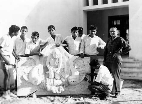 meno pasaulio keleivis 77 Petras Lukošius (Lukas) su studentais prie savo sukurto fontano Berniukas su vamzdeliu. Indija.