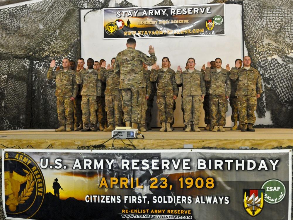 Senior NCOs contemplate dedication through traditionally arduous duty as Army Reserve celebrates 109th Birthday By Gary L. Qualls, Jr. NCOIC, NCO Journal U.S. Army Lt. Gen. Curtis M.